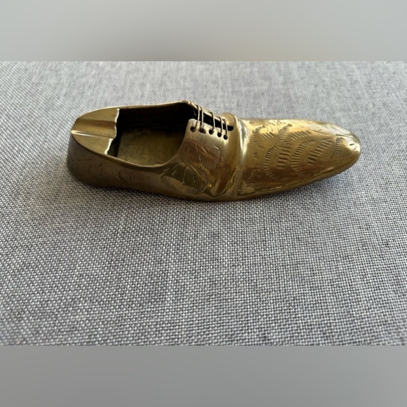 Vintage Brass Engraved Handcrafted Shoe Shape Ashtray, Paperweight, Collectible - Picture 8 of 8